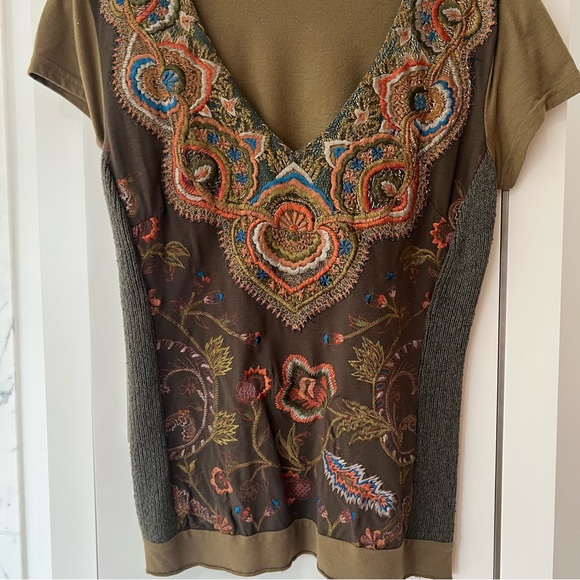 MILITARY GREEN V NECK TOP WITH EMBROIDERY SIZE SMALL - Picture 3 of 9
